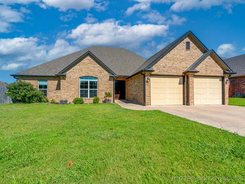 1030 Magnolia Dr, Ada, OK, 74820-8905 | Card Image