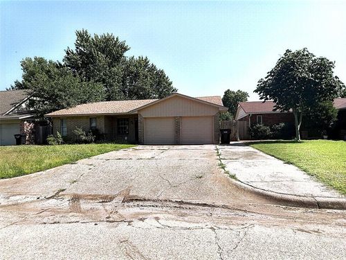 1044 Nw 8th St, Moore, OK, 73160-1869 | Card Image