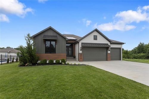 404 Ne Pavilion Dr, Blue Springs, MO, 64029-7351 | Card Image
