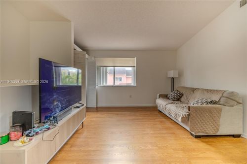 apt-203-8013 Lake Dr, Doral, FL, 33166-7833 | Card Image