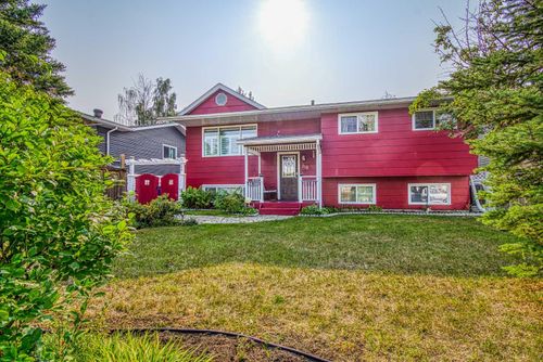718 Oak Dr, Beaverlodge, AB, T0H0C0 | Card Image