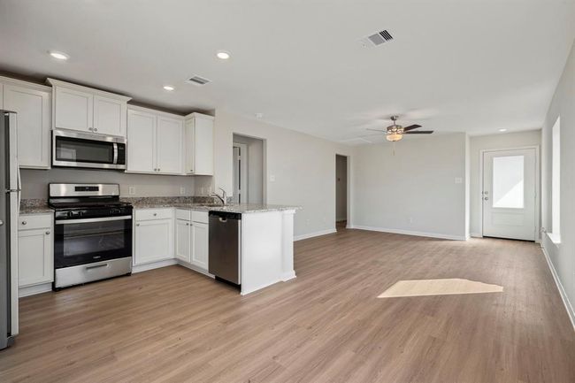 313 Grayson Baw Ln, House other with 3 bedrooms, 2 bathrooms and 2 parking in Waller TX | Image 15