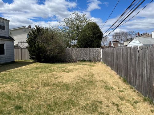23 Glade Ln, Levittown, NY, 11756-3927 | Card Image