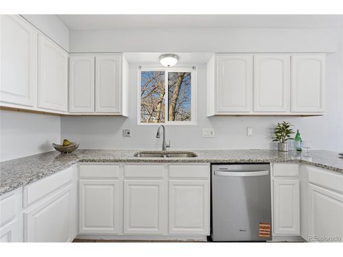 9d2-551 W Crestline Cir, Littleton, CO, 80120-1637 | Card Image