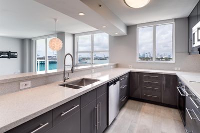 701 - 650 West Avenue, Condo with 2 bedrooms, 2 bathrooms and null parking in Miami Beach FL | Image 1