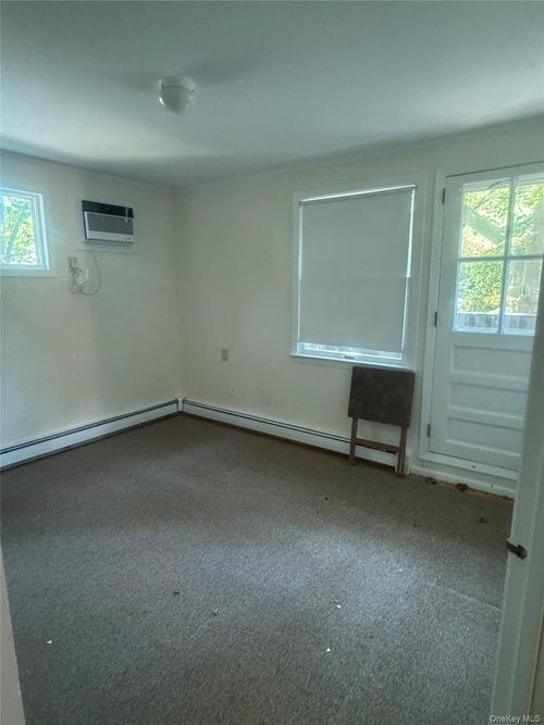 7 Dickinson Ave, E Northport, NY, 11731-1129 | Card Image