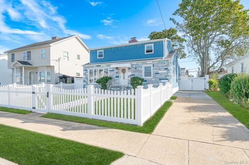 11 Overton St, Freeport, NY, 11520-6222 | Card Image