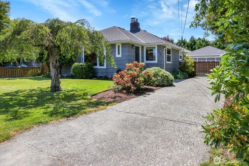 11729 Phinney Ave N, Seattle, WA, 98133-8131 | Card Image