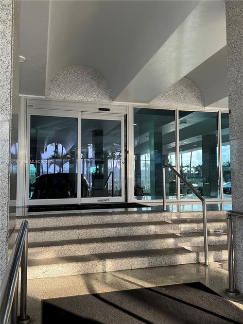 8n-5055 Collins Ave, Miami Beach, FL, 33140-2767 | Card Image