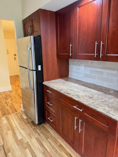 apt-2r-250 W Merrick Rd, Freeport, NY, 11520-3317 | Card Image