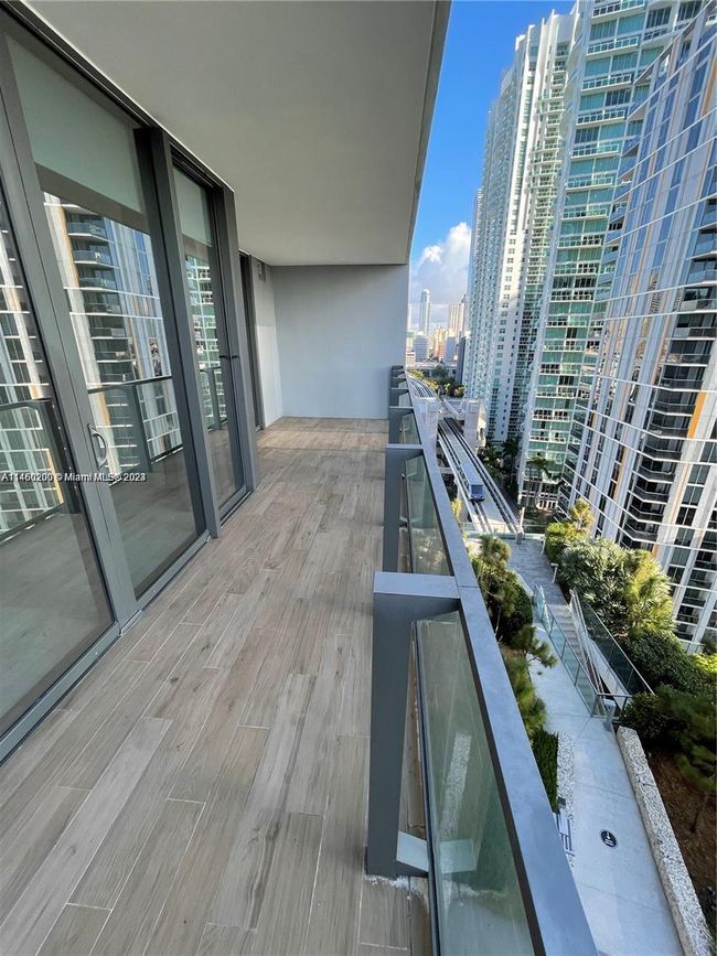 909 - 68 Se 6th St, Condo with 2 bedrooms, 2 bathrooms and null parking in Miami FL | Image 3