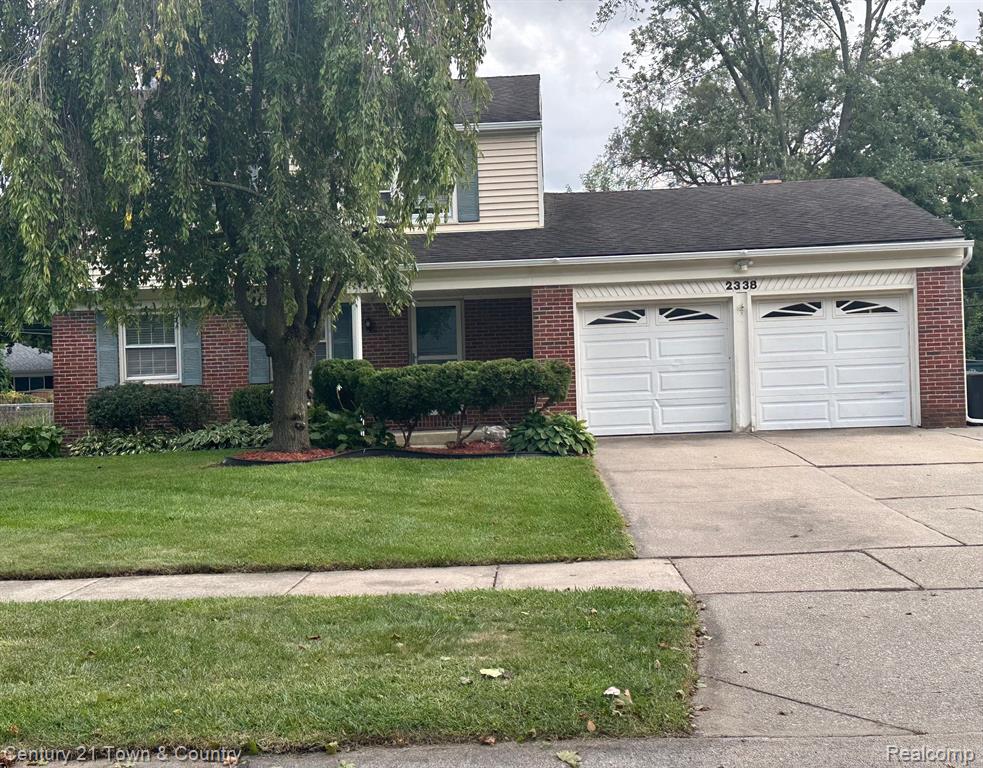 London Dr, Troy, MI 48085