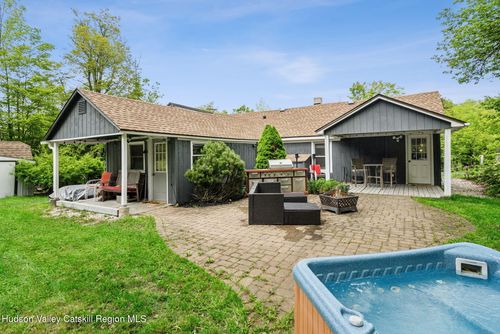 18 Railroad Ave, Tannersville, NY, 12485-5132 | Card Image