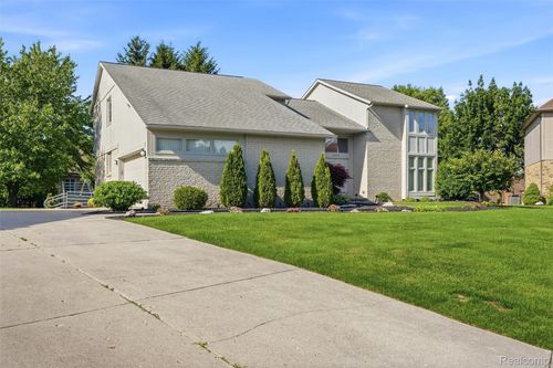 39044 Wilton Ct, Farmington Hills, MI, 48331-2343 | Card Image