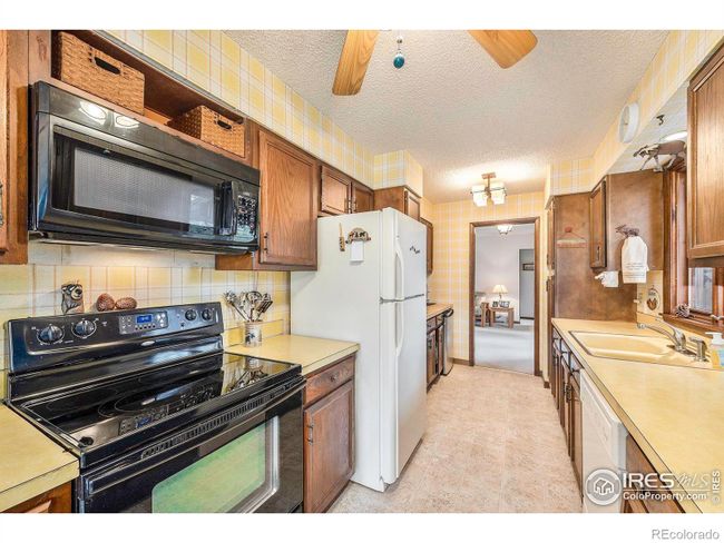 Kitchen in 3 Bedroom | Image 12