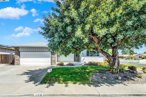 584 Greenwood Dr, Vacaville, CA, 95687-6216 | Card Image