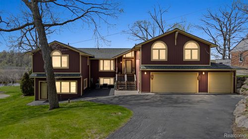 2745 Lari Ct, West Bloomfield, MI, 48324-2271 | Card Image