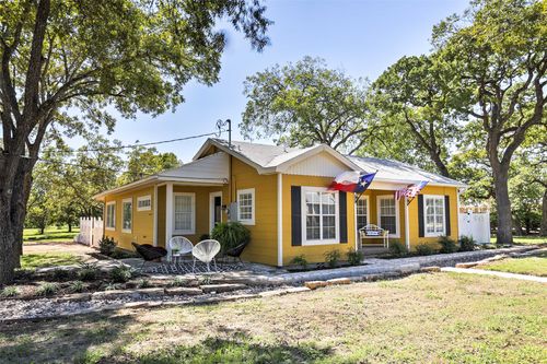 809 E Highway St, Fredericksburg, TX, 78624-5250 | Card Image