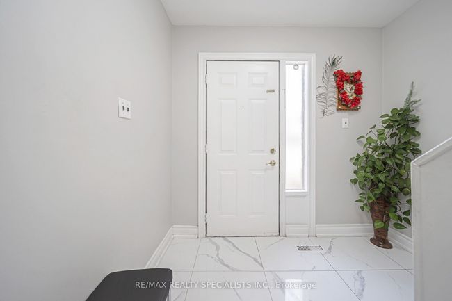 308 Fleetwood Cres, Condo with 4 bedrooms, 2 bathrooms and 2 parking in Brampton ON | Image 5