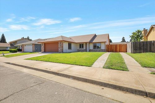 1924 Pebble Beach Dr, Yuba City, CA, 95993-8207 | Card Image