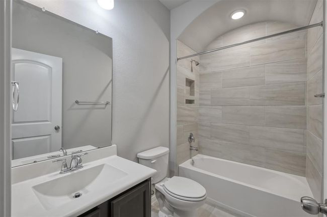 Modern bathroom with a bathtub/shower combo. | Image 24