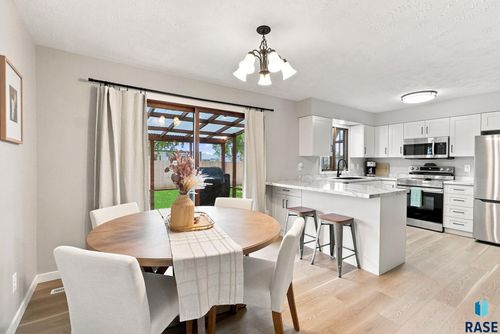 31 Park Ln Lane, Canton, SD, 57013-1022 | Card Image