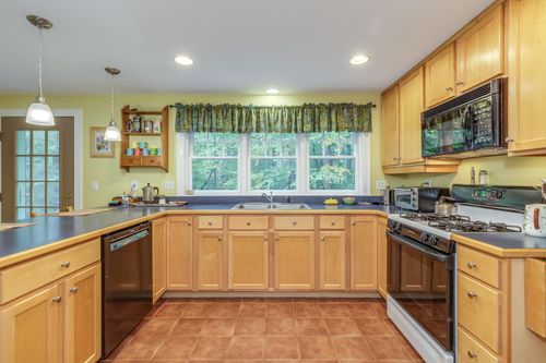 834 Borough Rd, Pembroke, NH, 03275-3812 | Card Image