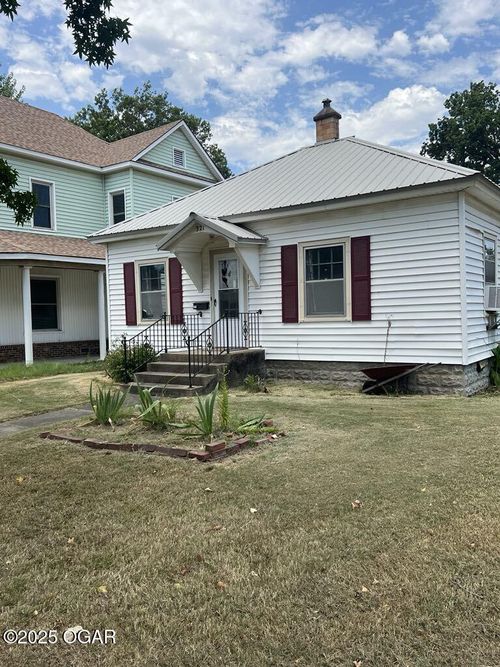 321 W Maple Street, Columbus, KS, 66725 | Card Image