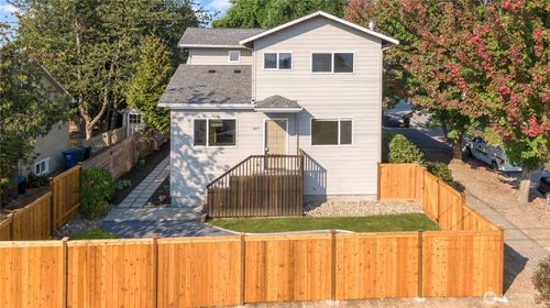8617 Linden Ave N, Seattle, WA, 98103-3925 | Card Image