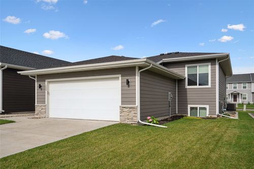 137 Wilder Ln, Ames, IA, 50014-8532 | Card Image