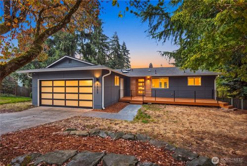 6733 121st Ave Se, Bellevue, WA, 98006-4432 | Card Image