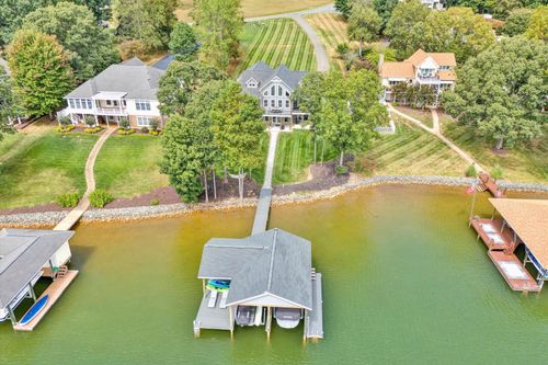 200 Park Shores Cir, Moneta, VA, 24121-2033 | Card Image