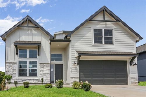 16267 Giorgia St, Parkville, MO, 64152-8773 | Card Image