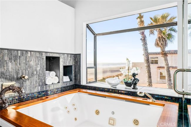 Unwind in the oversized jetted soaking tub while taking in breathtaking views of the Pacific Ocean. | Image 43