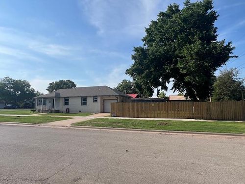 300 N Lowe St, Hobart, OK, 73651-2424 | Card Image