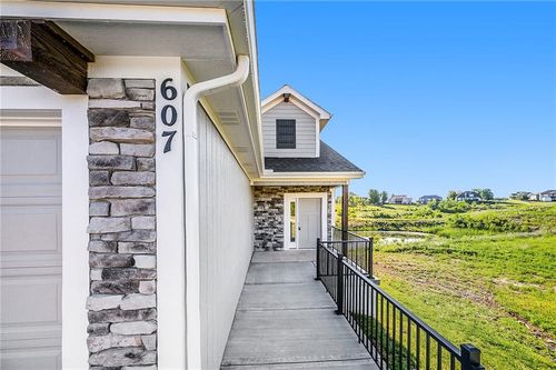 607 Woodland St, Smithville, MO, 64089-9163 | Card Image