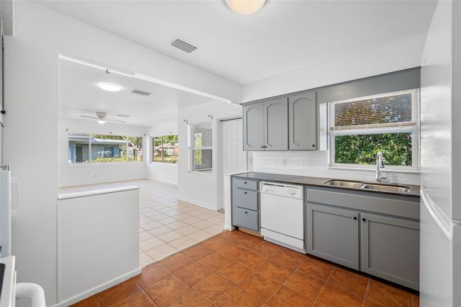 Large Contemporary Kitchen | Image 32