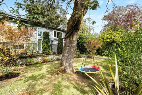 994 Ridgeway St, Saanich, BC, V8X3C4 | Card Image