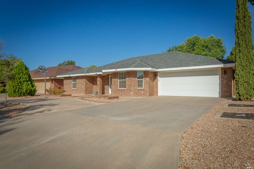 12 La Paz St, Roswell, NM, 88201-8332 | Card Image