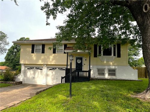 812 Manor Ct, Sedalia, MO, 65301-8634 | Card Image