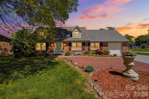 2315 29th Avenue Dr Ne, Hickory, NC, 28601-9150 | Card Image