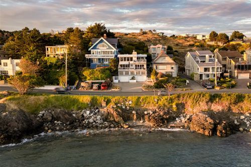 554 Beach Dr, Victoria, BC, V8S2M5 | Card Image