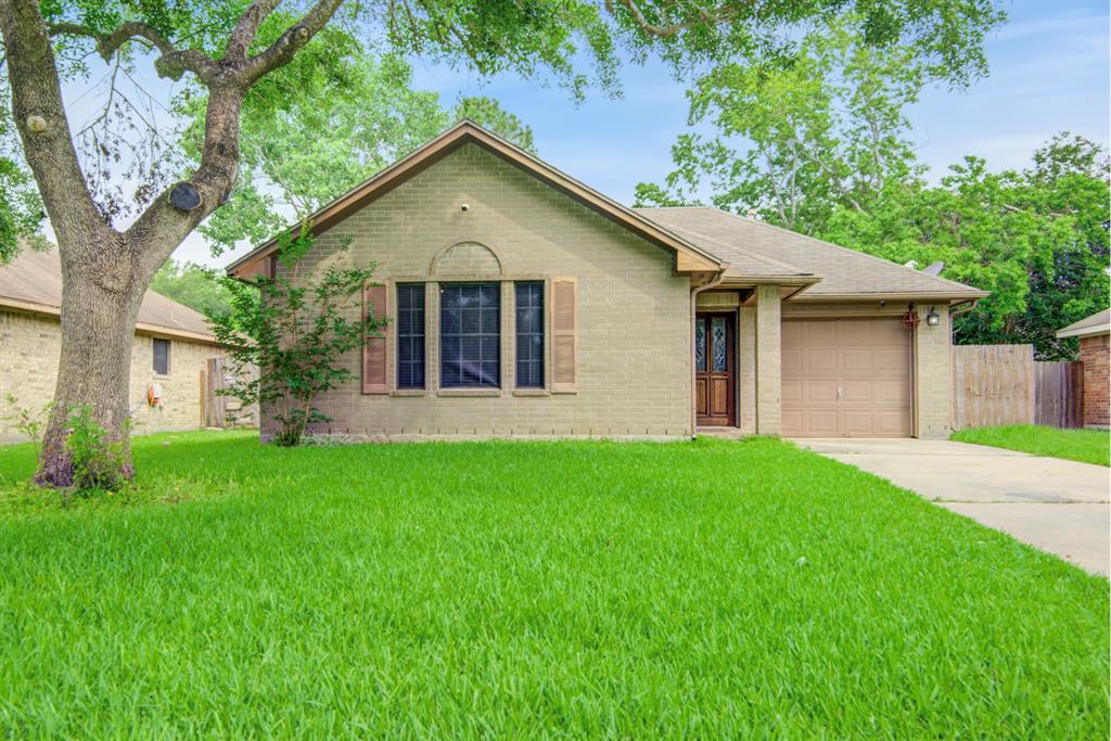 Chisholm Trl, Dickinson, TX 77539