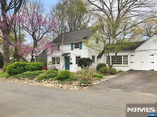 667 Sunset Road, Teaneck, NJ, 07666 | Card Image