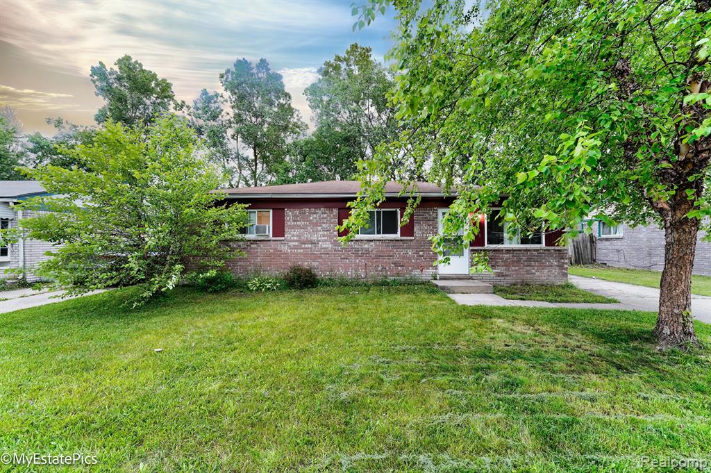 Wellington St, Taylor, MI 48180