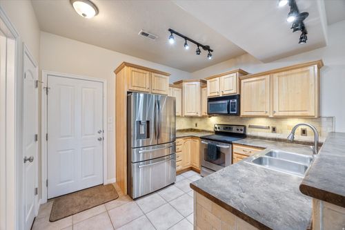 907 Farmington Xing, Farmington, UT, 84025-3860 | Card Image