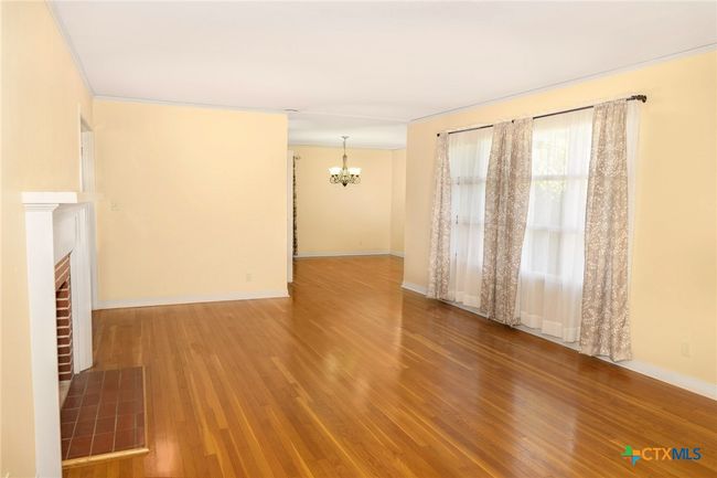 1307 N Main St, House other with 3 bedrooms, 2 bathrooms and null parking in Victoria TX | Image 4