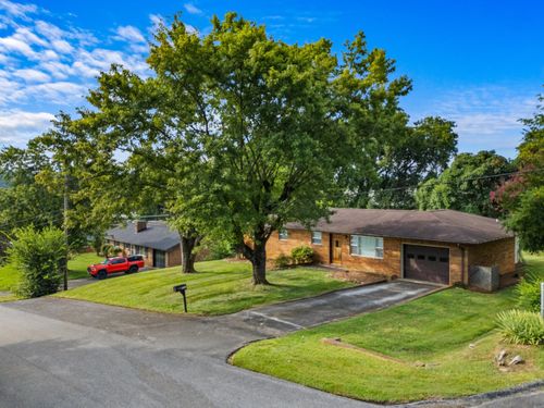 209 Pocahontas St, Newport, TN, 37821-4213 | Card Image