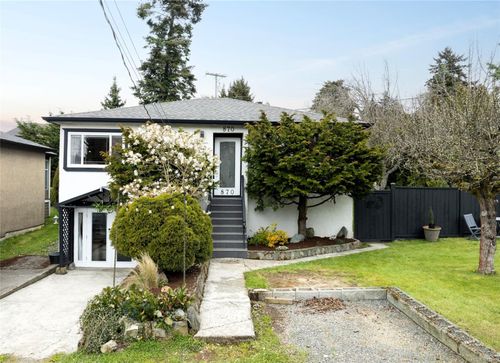 870 Pendene Pl, House with 4 bedrooms, 2 bathrooms and 4 parking in Victoria BC | Card Image