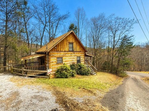 2580 Black Bear Ln, Sevierville, TN, 37876-7369 | Card Image